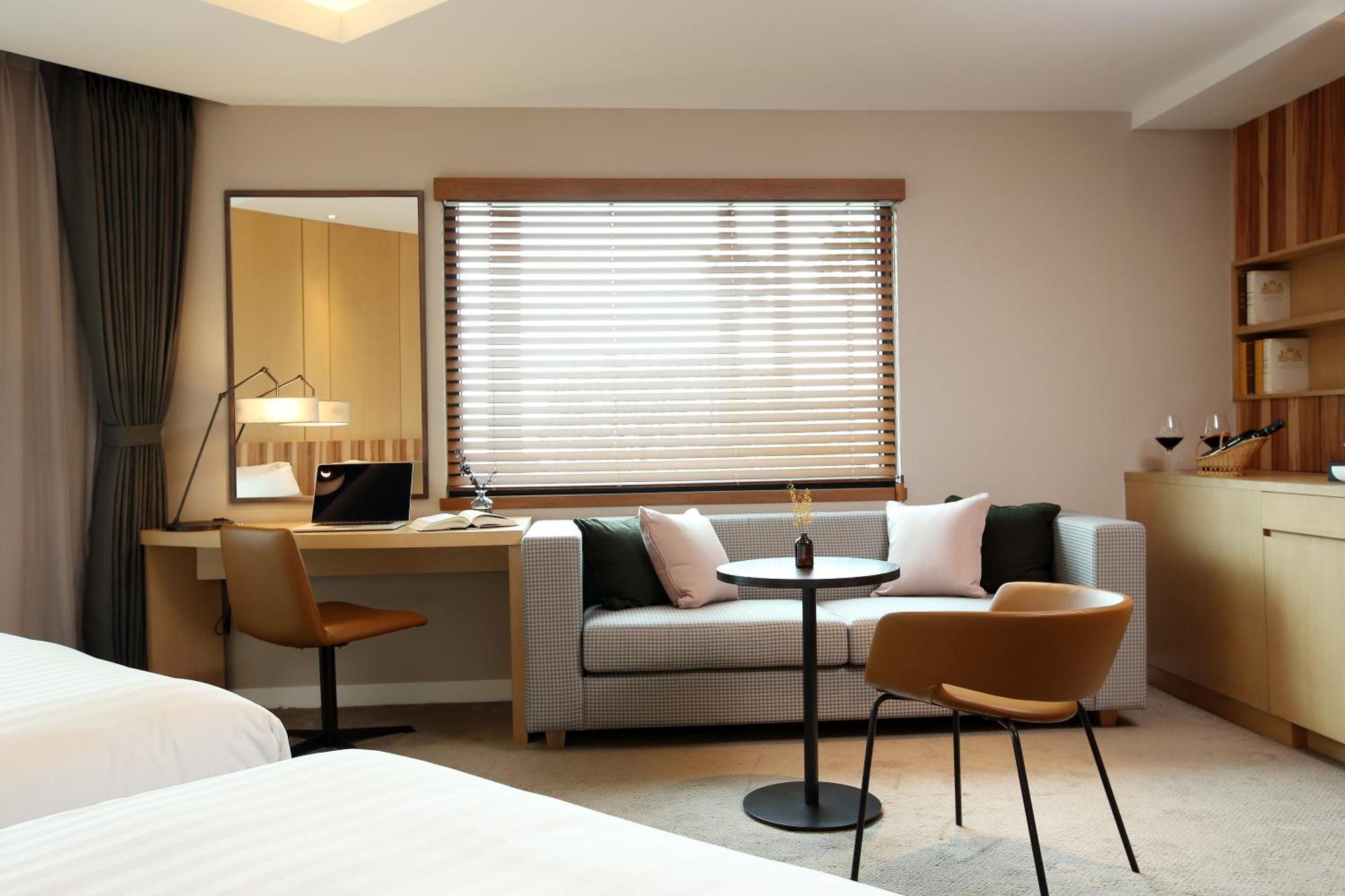 The Suites Hotel Jeju Seogwipo Exterior foto